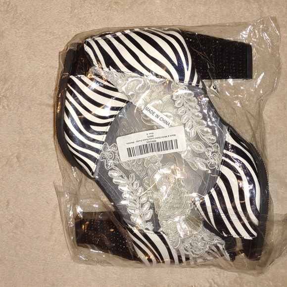 ๐ฃTMBU Black & White Zebra Print Lace Pumps - Picture 10 of 11